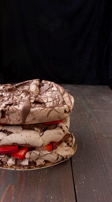Zdjęcie - Czekoladowy tort z truskawkami - Przepisy kulinarne ze zdjęciami