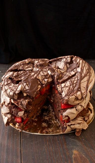Zdjęcie - Czekoladowy tort z truskawkami - Przepisy kulinarne ze zdjęciami