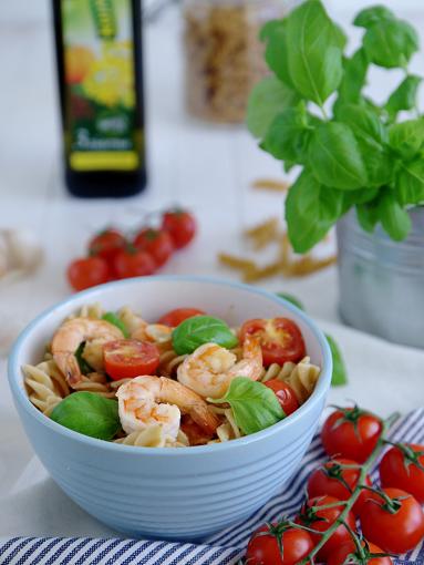 Zdjęcie - Makaron z krewetkami i pomidorkami koktajlowymi - Przepisy kulinarne ze zdjęciami
