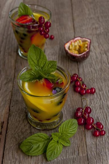 Zdjęcie - Mrożona herbata z sokiem i owocami - Przepisy kulinarne ze zdjęciami