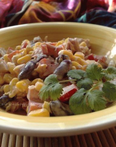 Zdjęcie - "Meksykańska" sałatka z wędzonym kurczakiem - Przepisy kulinarne ze zdjęciami