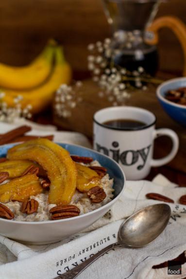 Zdjęcie - Owsianka z karmelizowanymi bananami i orzechami pekan - Przepisy kulinarne ze zdjęciami