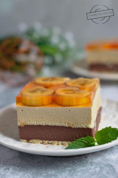 Zdjęcie - Kawowo-czekoladowe ciasto z bananami i galaretką – bez pieczenia - Przepisy kulinarne ze zdjęciami