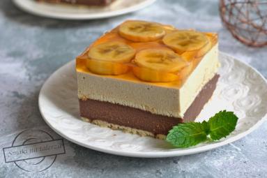 Zdjęcie - Kawowo-czekoladowe ciasto z bananami i galaretką – bez pieczenia - Przepisy kulinarne ze zdjęciami