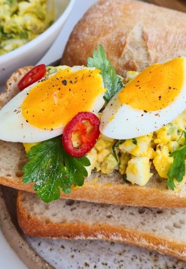 Zdjęcie - Pasta jajeczna z awokado i chili - Przepisy kulinarne ze zdjęciami