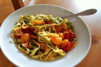Zdjęcie - Caserecce z sosem z pomidorków  koktajlowych  - Przepisy kulinarne ze zdjęciami