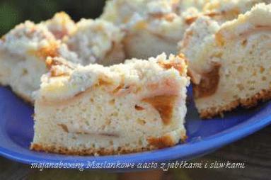 Zdjęcie - Maślankowe ciasto ze śliwkami i jabłkami  - Przepisy kulinarne ze zdjęciami