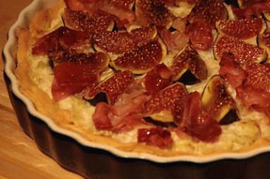 Zdjęcie - tarta z figami i szynką parmeńską - Przepisy kulinarne ze zdjęciami