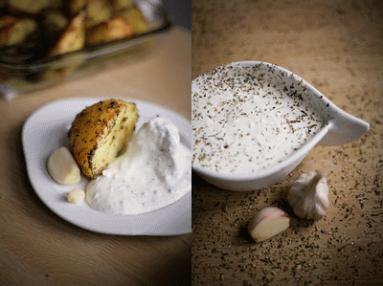 Zdjęcie - Ziemniaki pieczone w ziołach z sosem czosnkowym - Przepisy kulinarne ze zdjęciami