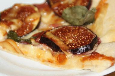 Zdjęcie - pizza z figami - Przepisy kulinarne ze zdjęciami