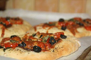 Zdjęcie - małe pizze - Przepisy kulinarne ze zdjęciami