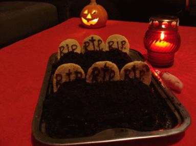 Zdjęcie - Ciasto dyniowe przysypane &#8222;ziemią&#8221; na  halloween  - Przepisy kulinarne ze zdjęciami