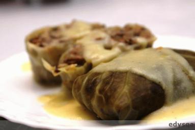 Zdjęcie - Gołąbki z włoskiej kapusty z sosem  chrzanowym  - Przepisy kulinarne ze zdjęciami