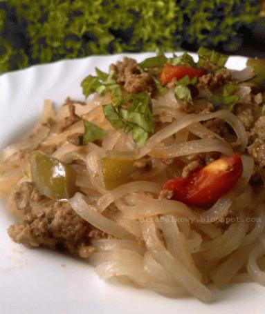Zdjęcie - Makaron z wieprzowiną po tajsku - Przepisy kulinarne ze zdjęciami