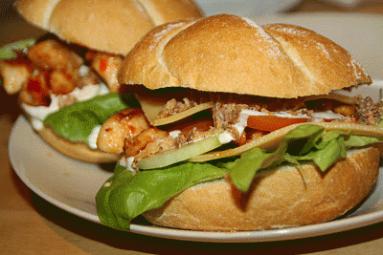 Zdjęcie - burger z kurczakiem - Przepisy kulinarne ze zdjęciami