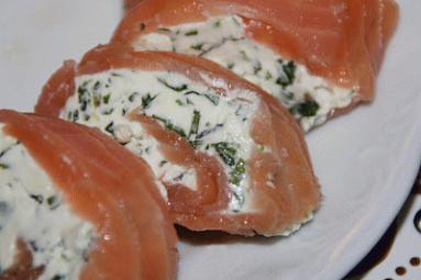 Zdjęcie - roladka z łososia z ziołowym twarożkiem - Przepisy kulinarne ze zdjęciami