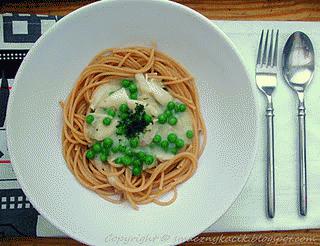 Zdjęcie - Biały sos gulaszowy z gotowanym kurczakiem - Przepisy kulinarne ze zdjęciami