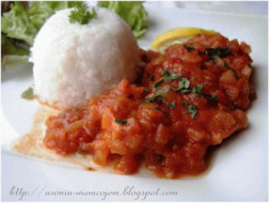 Zdjęcie - Dorsz w sosie pomidorowo-cebulowym - Przepisy kulinarne ze zdjęciami