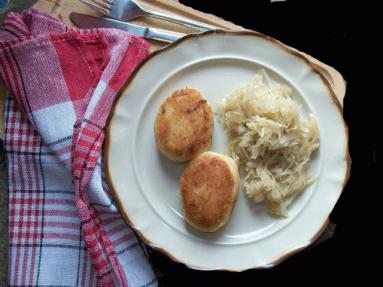 Zdjęcie - Kotlety z ziemniaków wg s. Anastazji i kapusta kiszona duszona z  cebulą  - Przepisy kulinarne ze zdjęciami