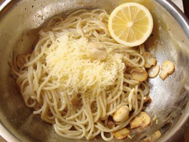 Zdjęcie - Spagetti z tymiankowymi pieczarkami w oliwie  czosnkowej  - Przepisy kulinarne ze zdjęciami