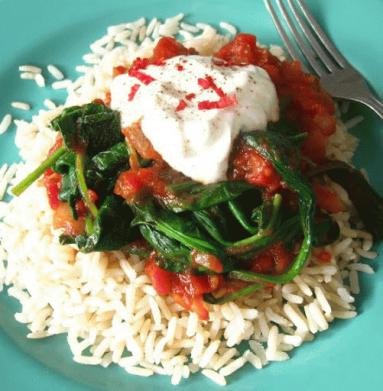 Zdjęcie - Brązowy ryż z pomidorami i szpinakiem - Przepisy kulinarne ze zdjęciami