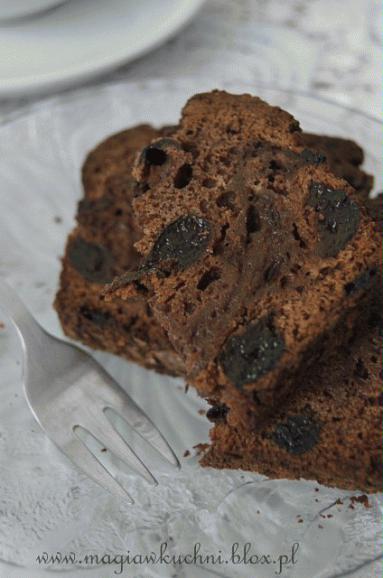 Zdjęcie - Wilgotny czekoladowy piernik z imbirem i suszonymi śliwkami   - Przepisy kulinarne ze zdjęciami