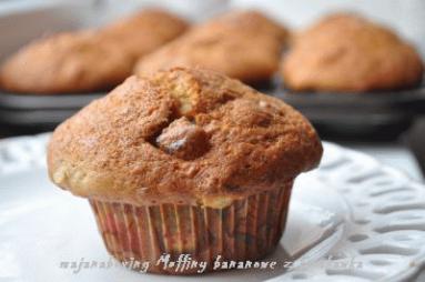 Zdjęcie - Muffiny bananowe z suszonymi truskawkami  - Przepisy kulinarne ze zdjęciami