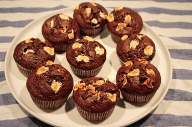 Zdjęcie - Podwójnie czekoladowe muffinki z  marshmallows  - Przepisy kulinarne ze zdjęciami