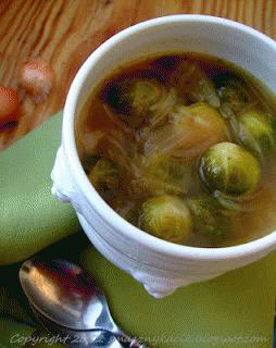 Zdjęcie - Zupa z brukselkami i karmelizowaną cebulą - Przepisy kulinarne ze zdjęciami