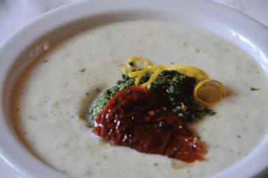 Zdjęcie - Krem z szalotek z pesto ze szpinaku i suszonych pomidorów  - Przepisy kulinarne ze zdjęciami