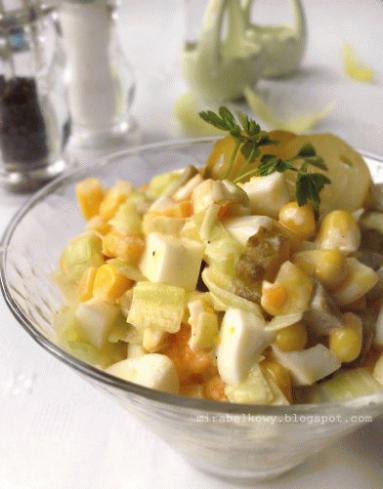 Zdjęcie - Sałatka z jajek i kukurydzy - Przepisy kulinarne ze zdjęciami