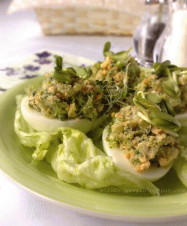Zdjęcie - Jajka faszerowane brokułami i kiełkami - Przepisy kulinarne ze zdjęciami