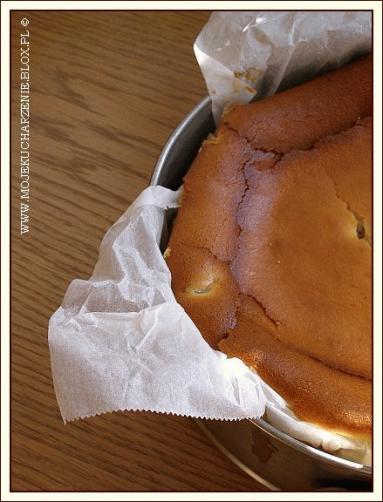 Zdjęcie - Tradycyjny sernik z truskawkową niespodzianką  - Przepisy kulinarne ze zdjęciami