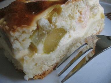 Zdjęcie - Ciasto z rabarbarem i serem pod śmietankową pierzynką - Przepisy kulinarne ze zdjęciami
