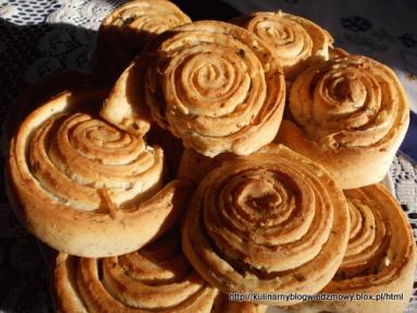 Zdjęcie - drożdżowe ślimaczki czosnkowe  - Przepisy kulinarne ze zdjęciami