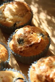 Zdjęcie - muffiny ze szparagami, szynką parmeńską i oliwkami - Przepisy kulinarne ze zdjęciami