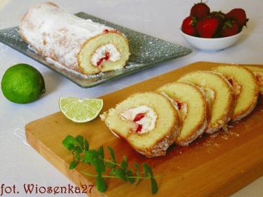 Zdjęcie - Rolada z truskawkami i  kremem limonkowym    - Przepisy kulinarne ze zdjęciami