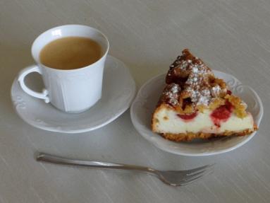 Zdjęcie - Ciasto z budyniową pianką i  truskawkami  - Przepisy kulinarne ze zdjęciami