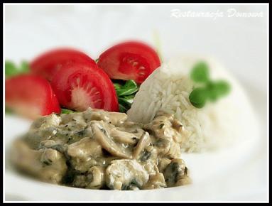 Zdjęcie - Kurczak z pieczarkami w delikatnym, winno śmietanowym sosie  - Przepisy kulinarne ze zdjęciami