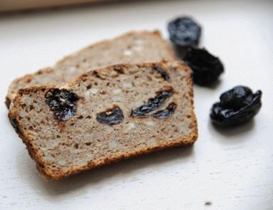 Zdjęcie - Chleb żytnio-pszenny na zakwasie z dodatkiem suszonych śliwek - Przepisy kulinarne ze zdjęciami