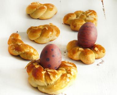Zdjęcie - Wielkanocne bułeczki – wianuszki - Przepisy kulinarne ze zdjęciami