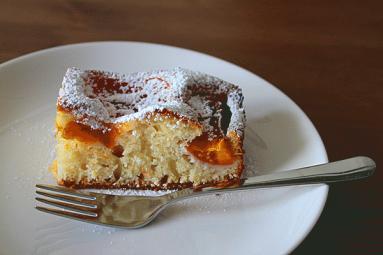 Zdjęcie - Delikatne ciasto jogurtowe z  morelami  - Przepisy kulinarne ze zdjęciami