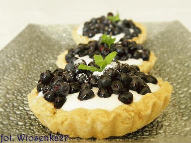 Zdjęcie - Tartaletki z kremem jogurtowym i  jagodami  - Przepisy kulinarne ze zdjęciami