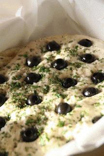 Zdjęcie - focaccia z oliwkami i rozmarynem - Przepisy kulinarne ze zdjęciami