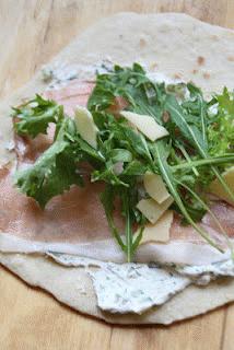 Zdjęcie - tortilla z szynką dojrzewającą i pastą ziołowo ogórkową - Przepisy kulinarne ze zdjęciami