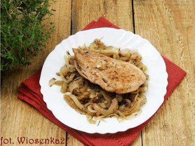 Zdjęcie - Filet z kurczaka pieczony na  cebuli - Przepisy kulinarne ze zdjęciami