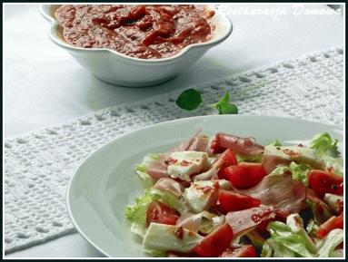 Zdjęcie - Aromatyczna sałatka z Prosciutto di Parma i mozzarellą - Przepisy kulinarne ze zdjęciami