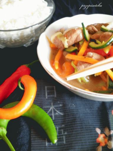 Zdjęcie - Wieprzowina z warzywami po chińsku - Przepisy kulinarne ze zdjęciami