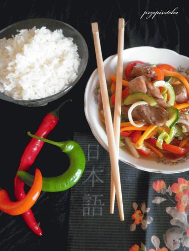Zdjęcie - Wieprzowina z warzywami po chińsku - Przepisy kulinarne ze zdjęciami