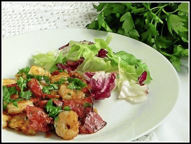 Zdjęcie - Grillowane krewetki na sałacie z chorizo - Przepisy kulinarne ze zdjęciami